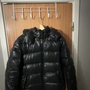 Moncler puffer - Säljer en äkta svart pufferjacka från Moncler. Skicket är 8/10 säljer pågrund av att jag inte använder den längre. Fråga gärna om fler bilder och säg ba till om ni har några funderingar. Storlek 3/L