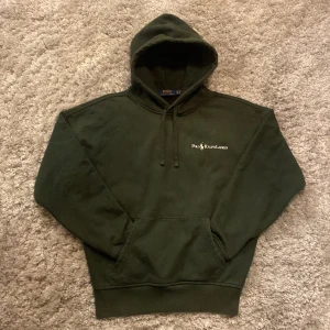   Ralph Lauren hoodie - Säljer en snygg och skön mörkgrön/grå hoodie från Polo Ralph Lauren. Den är i riktigt fint skick, 9/10 och är i storlek xs. Nypris på denna är ~ 2700kr Skriv gärna över frågor och funderingar, priset kan diskuteras.