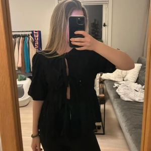 Blus ginatricot - Så fin blus från Ginatricot med knytning🤩 Endast använd två gånger så därav i mycket bra skick💖
