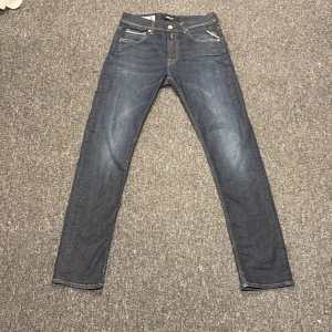 Replay Grover lägg bud  - BUDGIVNING från 350kr. Replay grover straight fit midja 31 och längd 34. Använda ungefär 5 gånger högst. 