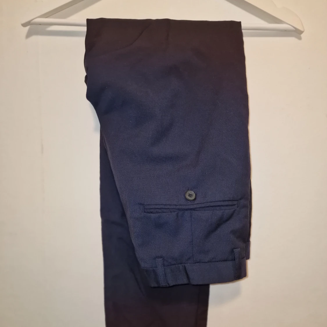 Mörkblå kostymbyxor från J.Lindeberg