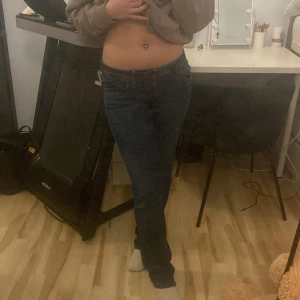 Lågmidjade jeans från LTB - Snygga mörkblå jeans från LTB med låg midja, sparsamt använda. Passar bra på mig som är 170
