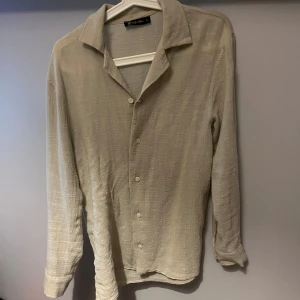 Olive grön skjorta  - Köptes utomlands men kom ej till användning. Som nytt skick och är perfekt nu inför sommaren. 