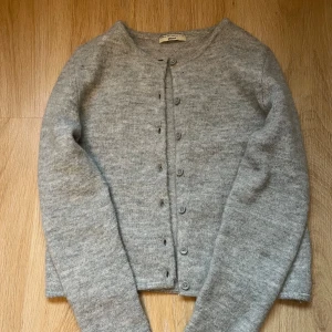 Grå kofta - Säljer denna gråa, stickade kofta från Gina tricot. Storlek S. Köpt här på Plick och använd tre gånger av mig. Bra skick och inga defekter 💕