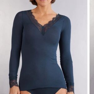 Intimissmi tröja - Elegant mörkblå topp med långa ärmar och v-ringad spetsdetalj vid halsringningen!