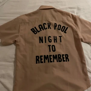 Vintage kortärmad skjorta från Reborn & Audi - Säljer en vintage beige kortärmad skjorta från japanska märket ReBorn & Audi, väldigt limiterad och slutsåld överallt, storlek M.