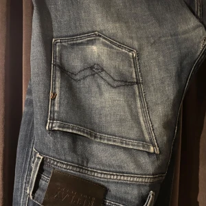 Replay jeans - Tjenare!! Säljer dessa sjukt feta Replay jeansen till ett riktigt bra pris. Tvätten är riktigt snygg och passformen på dem är riktigt bra. De enda negativa är att de är ett litet hål i byxorna (BILD 3). Men detta absolut ingeting man tänker på. Hör gärna av er vid fler frågor MVH Forsén👊
