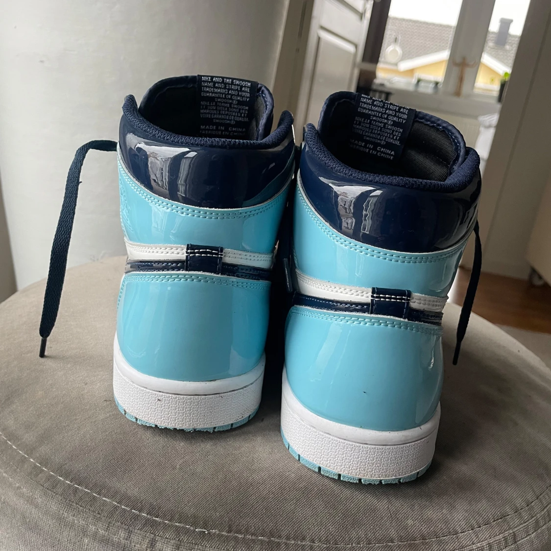 Nike Air Jordans i blå och vit - 2