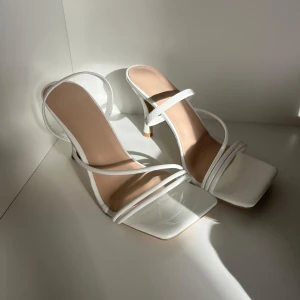 Klackskor - Säljer nu dessa klackskor perfekta till exempelvis student eller bal!! Helt oanvända, storlek 38 men små så skulle säga att de är 37! Dem är stabila och väldigt enkla att gå i💞💞säljer då de tyvärr var för små för mig (har vanligtvis storlek 38) 