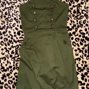 Vintage klänning - Snygg axelbandslös klänning med fickor. Klänningen har en dragkedja baktill för enkel påklädning. Osäker på storlek men passar mig som är s/m