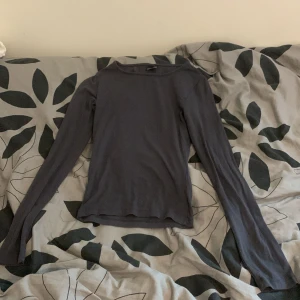 Mörkgrå långärmad tröja från Gina Tricot - Säljer en stilren mörkgrå långärmad tröja från Gina Tricot. Perfekt för en enkel och bekväm look. Tröjan har en klassisk design och är tillverkad i ett mjukt material.