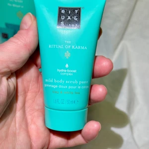 Ny! The Ritual of Karma Mild Body Scrub Paste - Helt ny! Mild kroppsskrubb från Rituals med hydra-boost complex. Innehåller lera och vitt te för en skonsam exfoliering. Perfekt för att ge huden en mjuk och fräsch känsla. 50 ml tub.