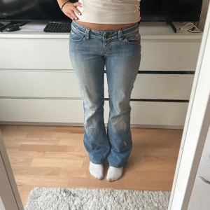 Lågmidjade jeans  - Ljus blåa vinted Lågmidjade jeans från Early 20!! Jag är 163 cm lång. Midjemått är 35 rakt över och innebenslängden är 73 ungefär. Jeansen är köpta för 750