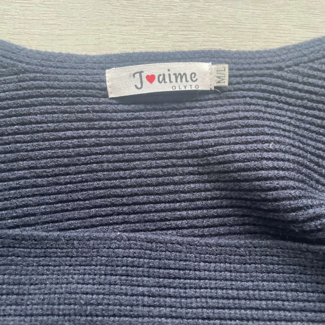 Mörkblå ribbad tröja från J'aime - 1