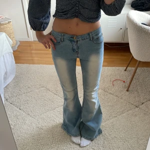 Lågmidjade ljusblå utsvängda jeans blekt - Så coola lågmidjade utsvängda med blekt effekt! 