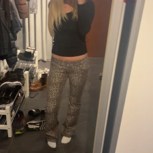 Leopardmönstrade byxor - Säljer mina jättefina jeans❣️Använda max 2 gånger, så de är i nyskick! Sitter verkligen skitsnyggt och har en perfekt passform som formar benen på bästa sätt. Stretchigt och bekvämt material, funkar både till vardags och att klä upp med klackar eller sneakers. Älskar dem egentligen men de är inte riktigt min stil längre, så bättre att de kommer till någon som använder dem mer! Hör av dig om du har några frågor💕(storleken funkar för dig med 36/38, s/m)