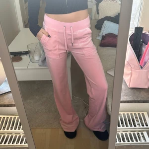 Ljusrosa juicy couture byxor  - Superfina oanvända rosa juicy couture byxor, utsvängda längst ner. Passar xs bra