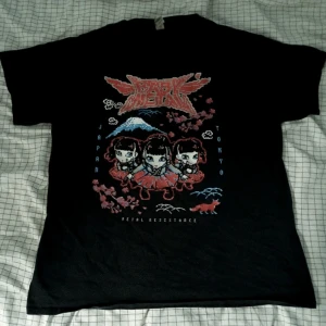 Babymetal Merch tee ☆ - Min älskade babymetal tröja i storlek large!!! Som ni kan se på bilden är trycket lite sprucket men annars fint skick :) Säljer min merch för att få lite extra pengar helt enkelt ☆ Pris kan diskuteras!