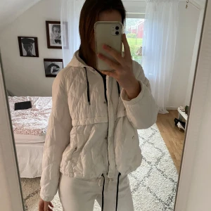 Vit vindjacka - Vit vindjacka från hm🤍🤍