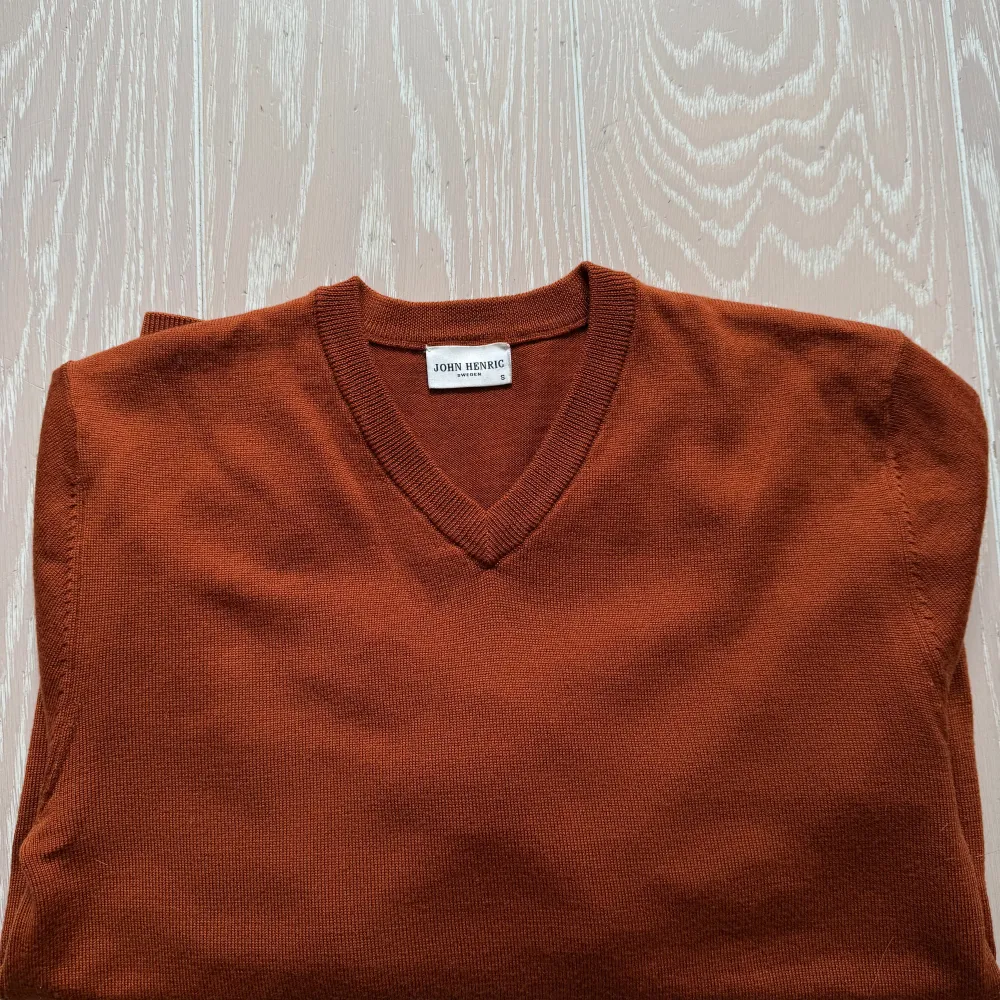 Säljer en snygg orange tröja från John Henric i storlek S. Tröjan har en v-ringad design och är perfekt för höst och vinter. Den är tillverkad i ett mjukt material som ger en bekväm passform.. Neuletakit & Villapaidat.