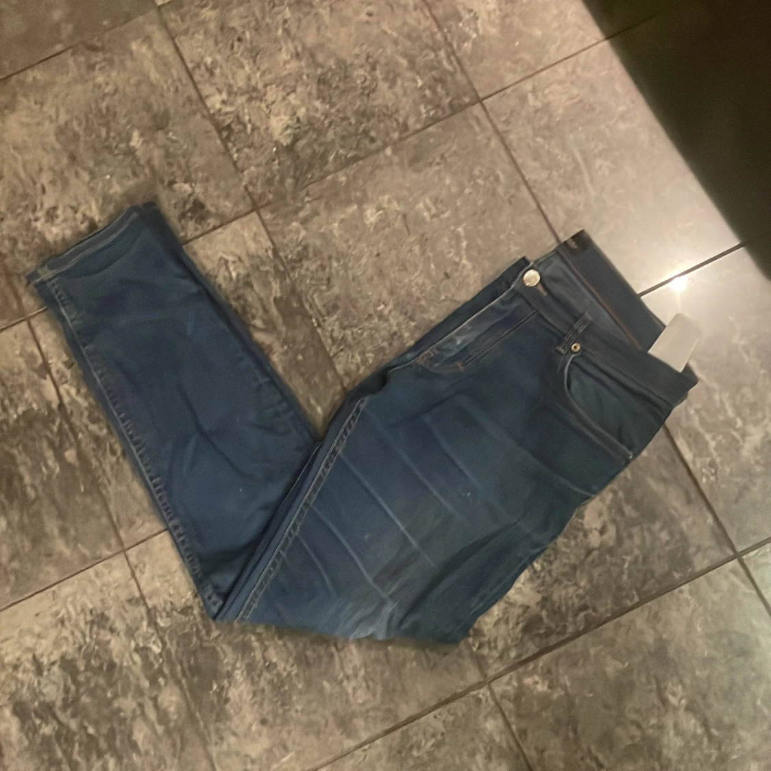 Blå jeansbyxor reaplay