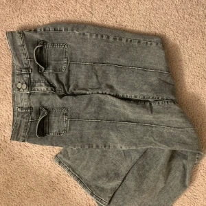 Grå jeansbyxor från Nelly - Snygga grå jeansbyxor från Nelly med låg midja och utsvängda ben. De säljs inte längre på hemsidan original pris 700kr