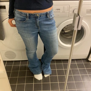 Blå bootcut jeans - Snygga blåa flare jeans med en split på änderna, storlek 170 men passar mig som är 160cm och har S/M💕