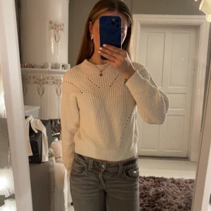 Vit stickad tröja🤍✨ - Säljer en supersnygg vit stickad tröja från H&M!❤️storlek xxs💕 Jag har använt den ett fåtal gånger men är som ny✨ Jag brukar ha ca xs-s i tröjstorlek så den är lite liten på mig. Priset är inte satt och möjlighet för att få för billigare finns🤍✨ för fler bilder eller frågor skriv till mig privat💗