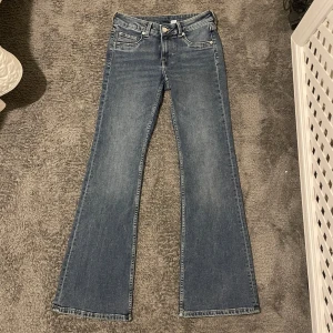 Lågmidjade jeans  - Svin snygga blå lågmidjade bootcut jeans från hm. Aldrig använda, nyskick! Pris är diskuterbart