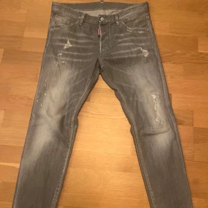 Grå jeans från Dsquared2 - Snygga grå jeans från Dsquared2 med slitningar. Använda ett par gånger och i mycket gott skick. (