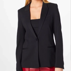 Kavaj - Svart kavaj från Mango, helt oanvänd. Har slits där bak. 