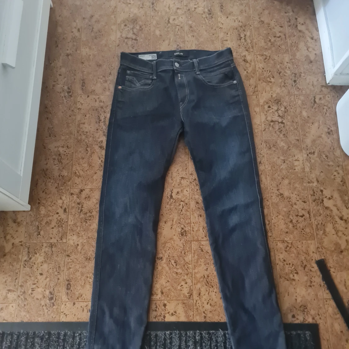 Mörkblå jeansbyxor Replay