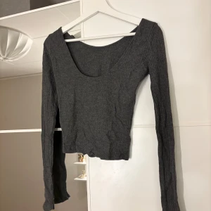 Grå ribbad tröja - Säljer en stilren grå ribbad tröja med lång ärm och med djupare ringning i ryggen (bild 1). Hör av er vid funderingar eller om ni vill ha bilder med hur plagget sitter på mig. Titta gärna in mina andra plagg!