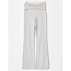 Grå mjukisbyxor - Snygga grå mjukisbyxor med bootcut-stil. De är tillverkade i ett mjukt och bekvämt material, perfekt för en avslappnad look. Byxorna har en hög midja som ger en smickrande passform.