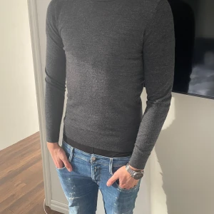 Grå Sweatshirt  - Massimodutti tröja i S. Modellen är 188cm 83kg. Perfekt tunn tröja till vår/höst