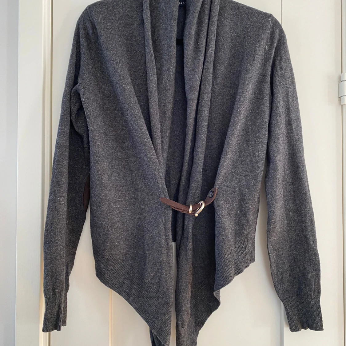 Grå kofta från Josephine & Co