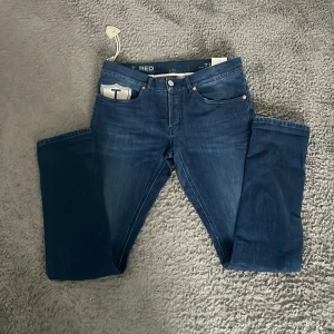 Santoria Tramarossa jeans Helt nya!! - Snygga blå jeans från tramarossa.  En otroligt bekväm passform. De är även helt nya. Skriv vid minsta fundering och pris går att diskuterars vid snabb affär