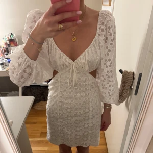 Vit blommig klänning - Säljer denna helt oanvända klänning som jag köpt på vinted. Den är i storlek 36 från ASOS. 