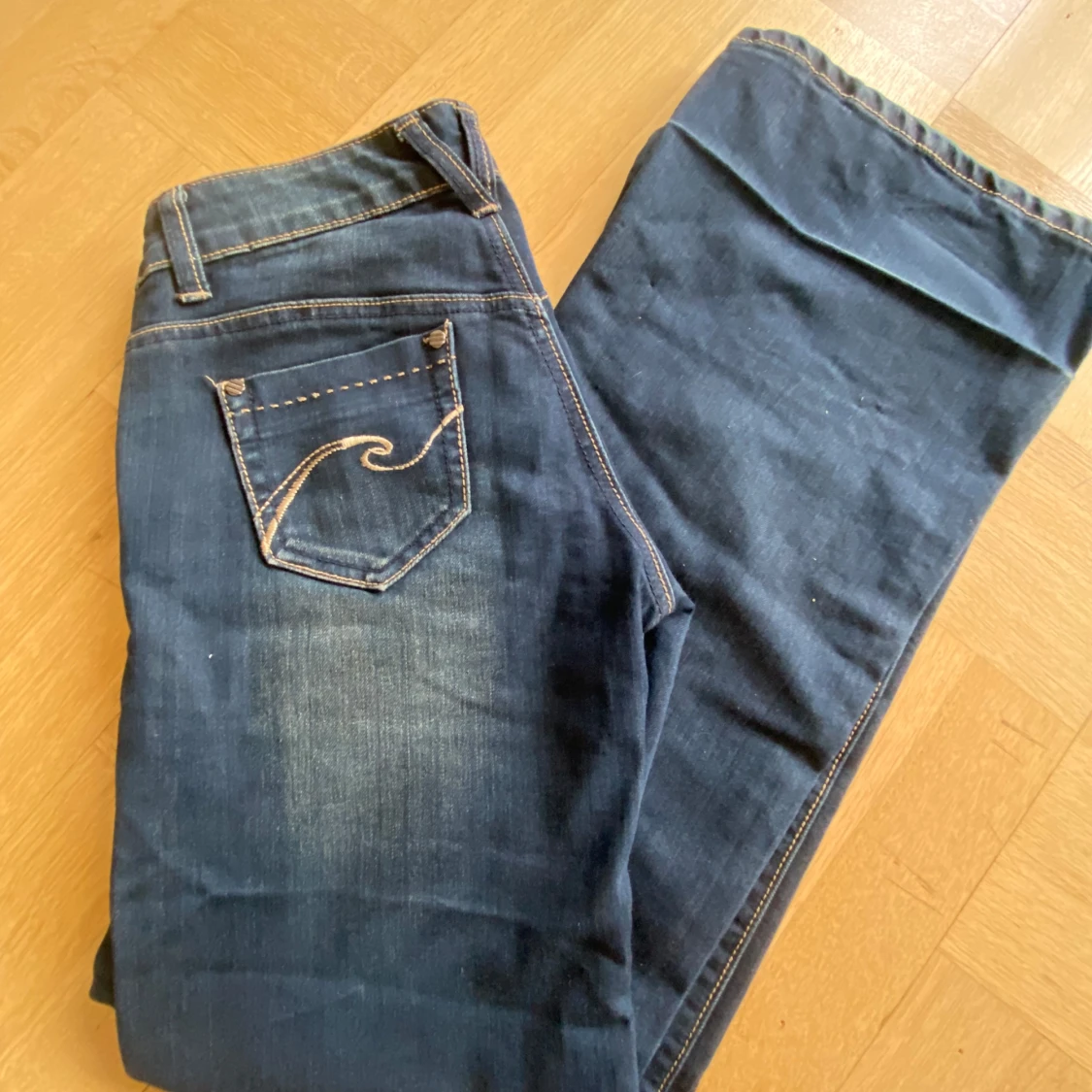 Mörkblå jeans med broderade bakfickor - 1