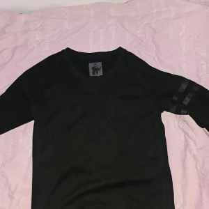 Dune minimum Sweatshirt  - Säljer denna eftersom det var fel storlek bara testad annars är den helt ny finns inga tecken på skador eller användning, vid frågor de bara att skriva. 