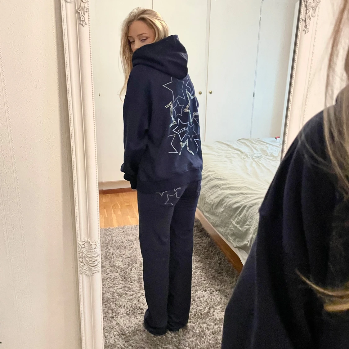 Mörkblå hoodie med stjärnmönster