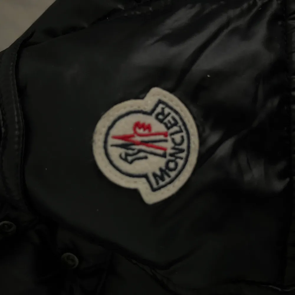 Säljer en snygg svart dunjacka från Moncler. Jackan har en glansig finish och är utrustad med en huva. Den har dragkedja framtill och två fickor med dragkedjor. Perfekt för kalla dagar! Denna jacka är storlek ”2” vilket är snarlikt till S. Kontakta mig vid frågor om produkten, pris kan diskuteras vid effektiv affär, tar även byten för monclear cardigan.. Takit.