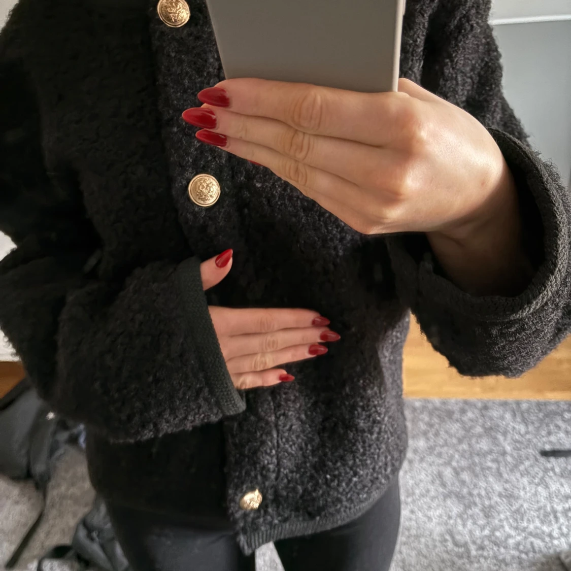 Svart teddyjacka med guldknappar - 1