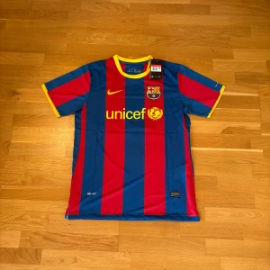 Barcelona tröja - Säljer denna ikoniska Barcelona tröja från 2010-2011 säsongen. Den finns i storlek S, M x2 och L x2. Denna annons är L. Vid minsta fundering är det bara att höra av sig😁🙌🏻. (Aldrig använd)