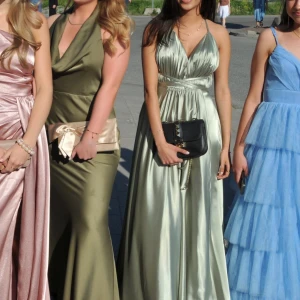 Elegant balklänning i satin - Säljer nu min älskade balklänning (den mörkgröna) 💗Använd 1 gång på balen. Den är i ett satin material och har en så smickrande vacker passform! Storlek 38/M men skulle absolut säga att den passar en S också! Köpt ny för 1600kr