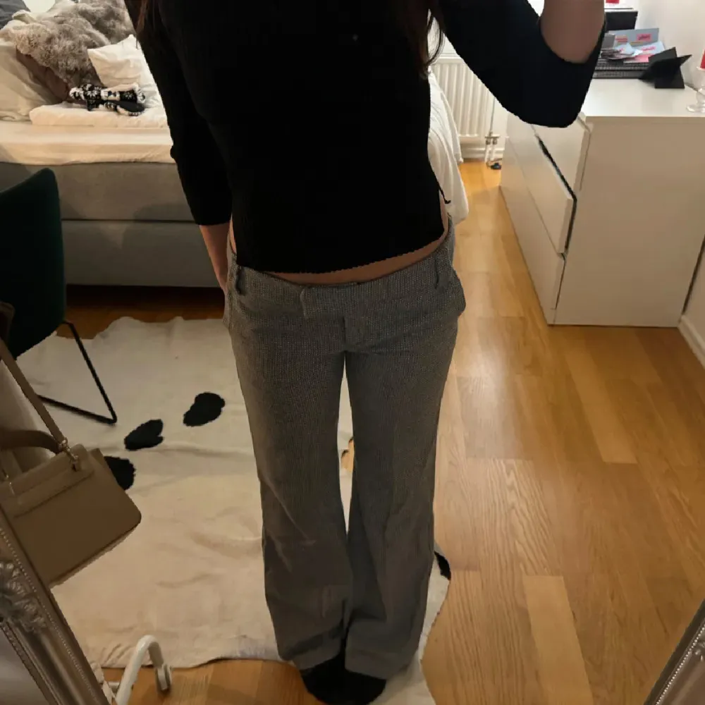 Säljer ett par jättefina kostymbyxor från topshop, säljer då de inte passa mig. Lånade bilder från hon jag köpte de ifrån . Farkut & Housut.