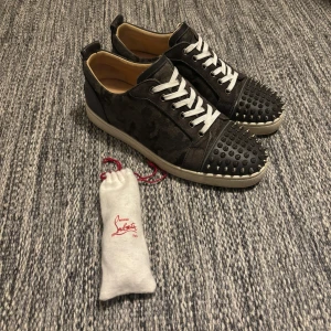 Christian Louboutin skor - Tja, säljer min väldigt fetta Christian Louboutin skor. Dom här är väldigt eftertraktade och svåra att få tag i. Skorna är i storlek 41-42, dom passar mig som har 42! Skorna är i väldigt bra skick 9/10. Inga defekter! Nypris: 10 000kr | Mitt pris: 3999kr. Det som ingår:  Boxen, extra skosnören! Kom dm för fler bilder eller om ni har fler frågor! Äkthets bevis med kommer från köp