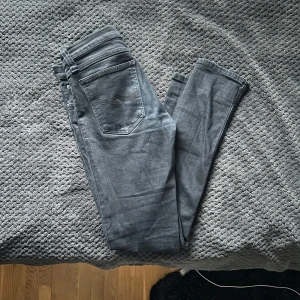 Svarta jeans från Nudie Jeans - Snygga svarta jeans från Nudie Jeans med klassisk femficksdesign. De har en slim passform och är tillverkade i ett slitstarkt denimtyg. Perfekta för en stilren look. Riktigt bra skick!! Kontakta vid intresse/mer bilder🤩🤩 🚨 Snabb affär=lägre pris🚨