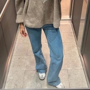 Blå jeans från alobha - Snygga blå jeans från alobha i en klassisk straight fit. De har en låg midja och är aldrig använda, nypris 999kr