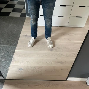 Nudie jeans - Sköna och snygga jeans från nudie med slitningar. Mycket bra skick. Tveka int epå att höra av dig vid frågor! 